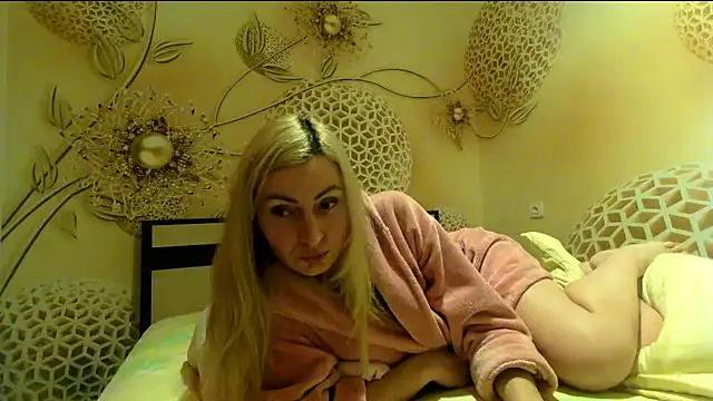 Yourrealgirl's cam snapshot