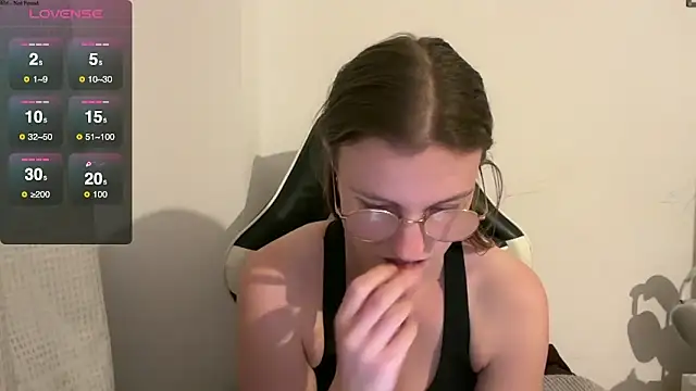 BustyKellyXXX's cam snapshot