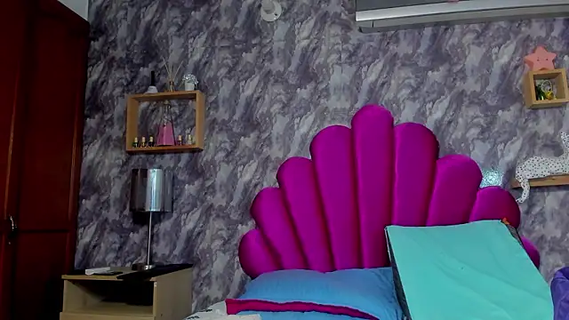 EMMAPARISS's cam snapshot