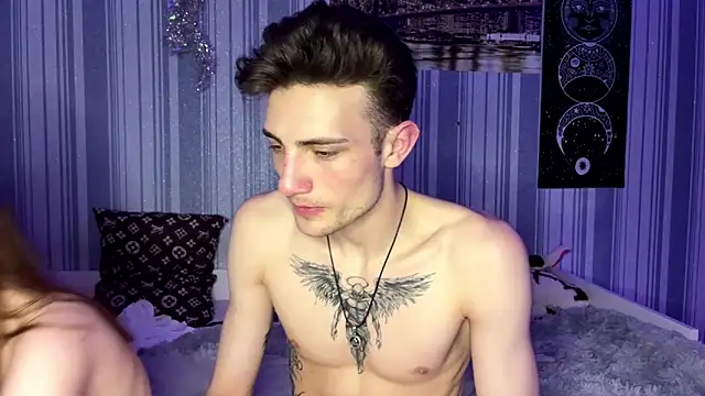 EmiliaCouple's cam snapshot