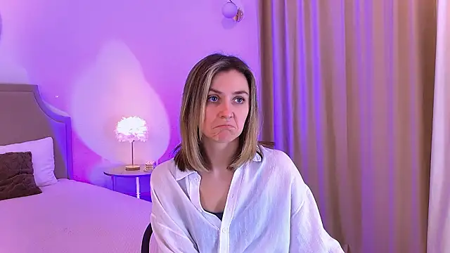 EmeraldGlow live sex cam