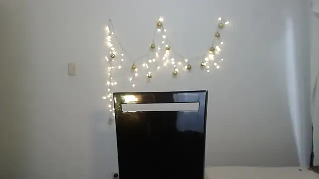 kyra_fox_'s cam snapshot