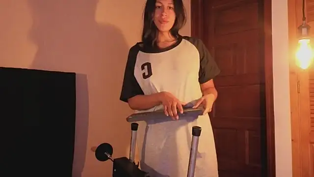 EmiGomez_'s cam snapshot