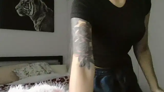 CryptoCamGirl's cam snapshot