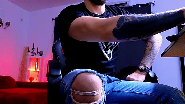 MightyAaron66 live sex cam