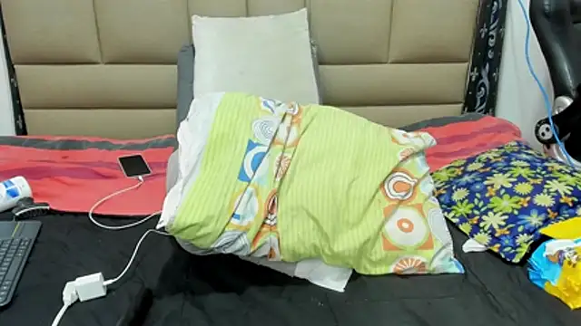 lilybaudyn_'s cam snapshot