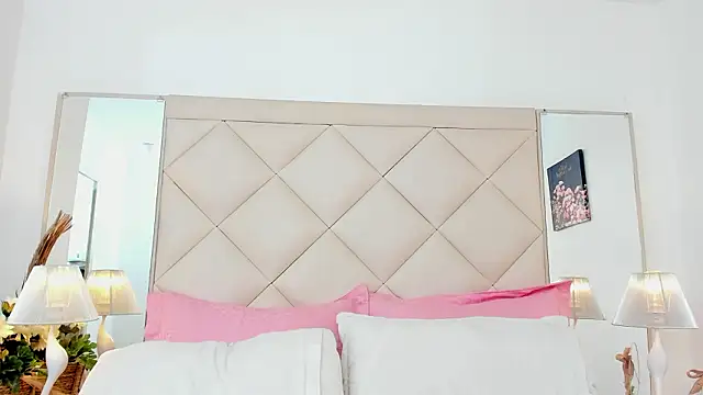 LuciaBenett_'s cam snapshot