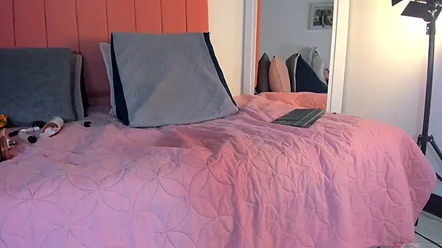 rose_thompson19's cam snapshot