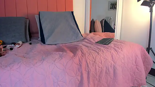 rose_thompson19's cam snapshot