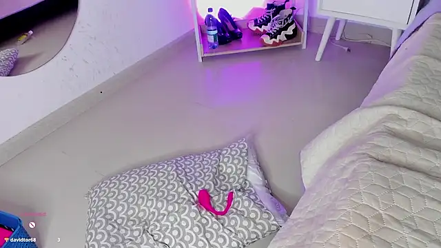 Emilybta's cam snapshot