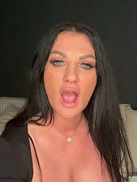 Nola_Luxx-offiziell's cam snapshot