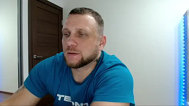 B-L-O-N-D's cam snapshot