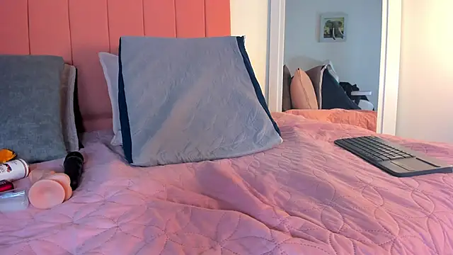 rose_thompson19's cam snapshot