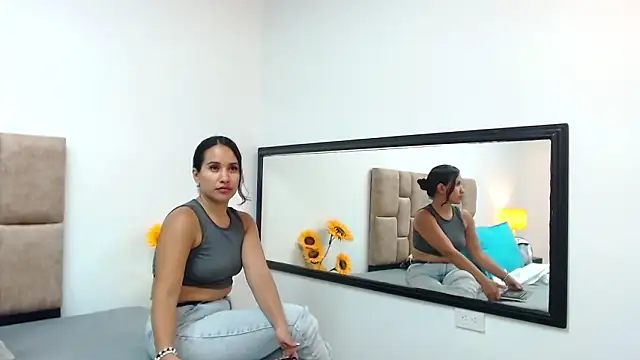 Emilysweet2's cam snapshot