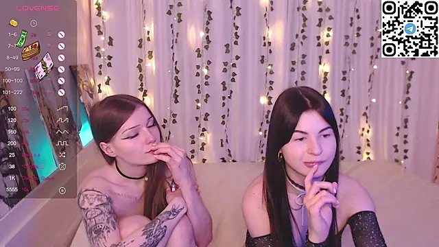 Nutsy_and_Stephanie's cam snapshot