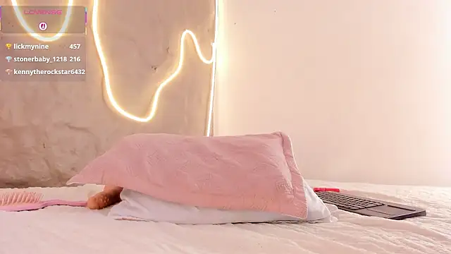 Naomy_gyal's cam snapshot