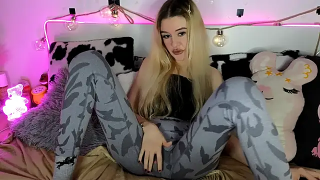 nicollewetpussy's cam snapshot