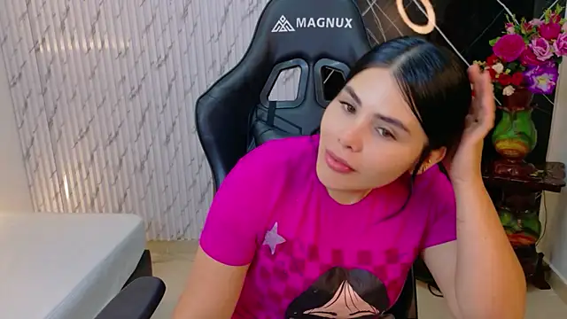 lararoberts_'s cam snapshot