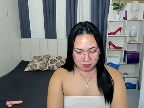 TsUncutKaren live sex cam