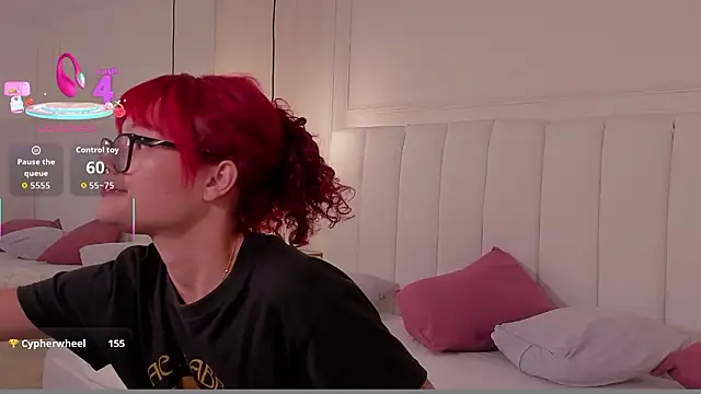 mae_lyra's cam snapshot