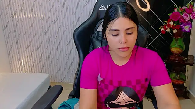 lararoberts_'s cam snapshot