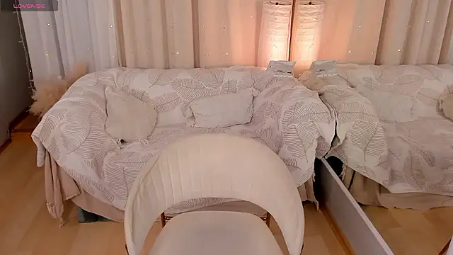 MilliMouse live sex cam