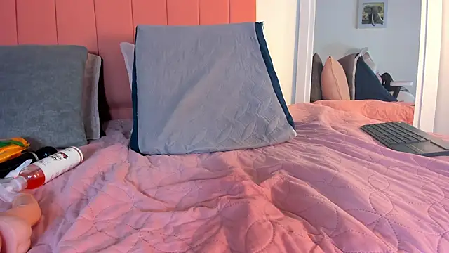 rose_thompson19's cam snapshot