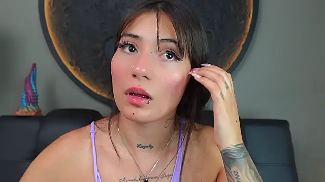 miss_sharlotte18's cam snapshot