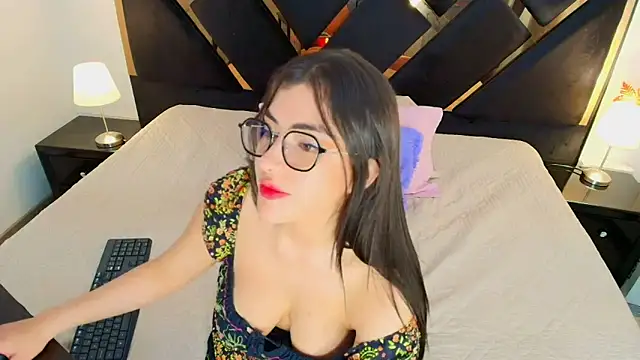 Amelie_saenz's cam snapshot