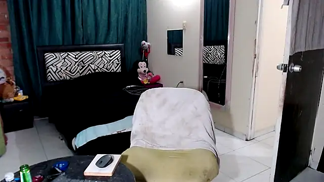 Sashaferrari2000 live sex cam