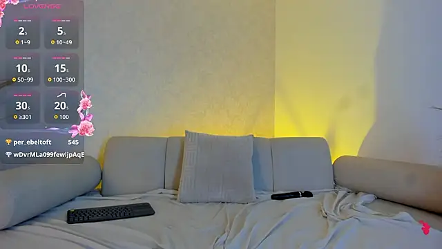 Emmi_Roberts's cam snapshot