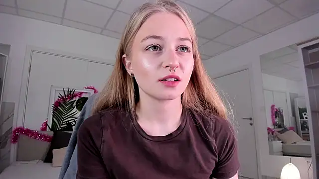 MiaMews live sex cam