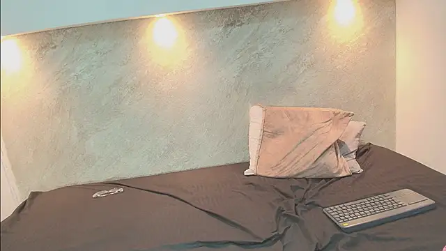 Laura_Miller1's cam snapshot