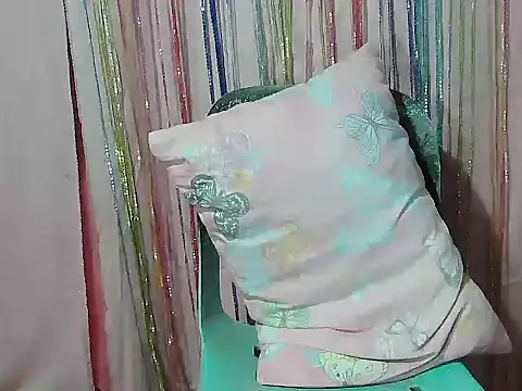 HotCreamyPussy4u's cam snapshot