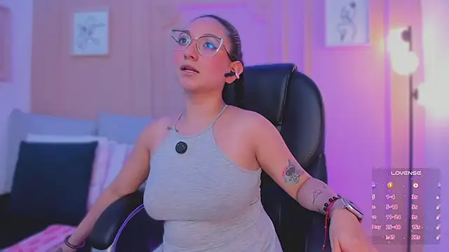 lucy_neil's cam snapshot