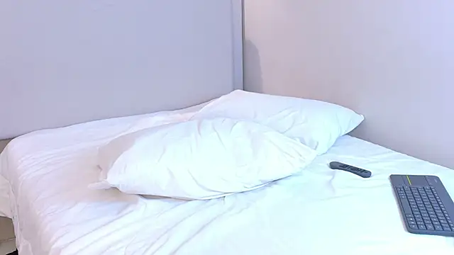 NaomiKlarc live sex cam