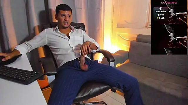 Hideintheoffice's cam snapshot