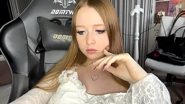 EmilyBubble's cam snapshot