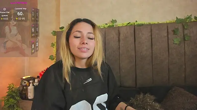 LanaMills_'s cam snapshot