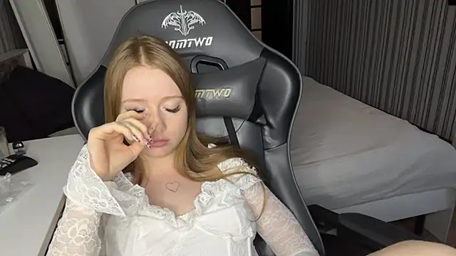 EmilyBubble's cam snapshot