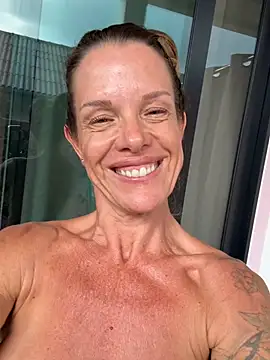 mommyselenafit_'s cam snapshot