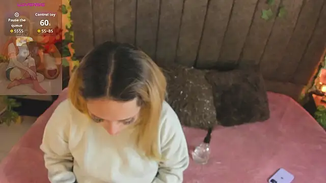 LanaMills_'s cam snapshot