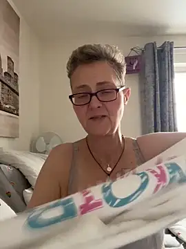 Curvy-Jinx live sex cam