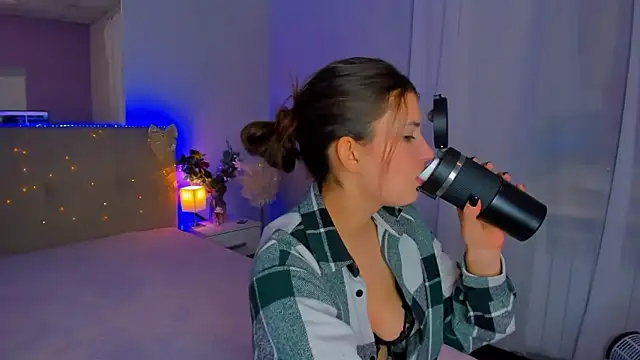 Laura_Leee's cam snapshot