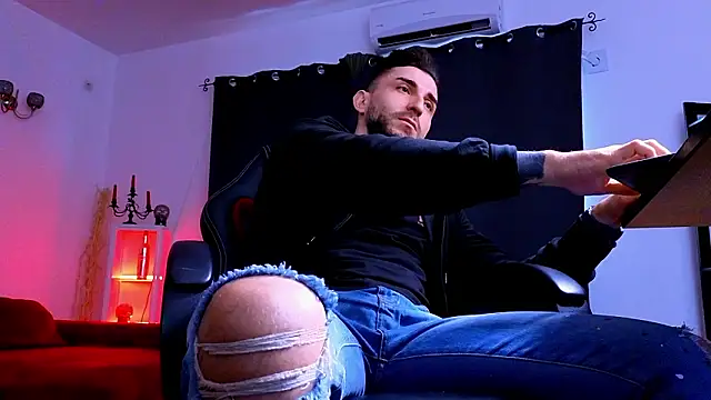 MightyAaron66 live sex cam