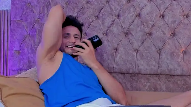 Adonys_Lewis_'s cam snapshot