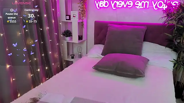 FeralPeach's cam snapshot