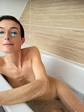 LaureLiveXX's cam snapshot