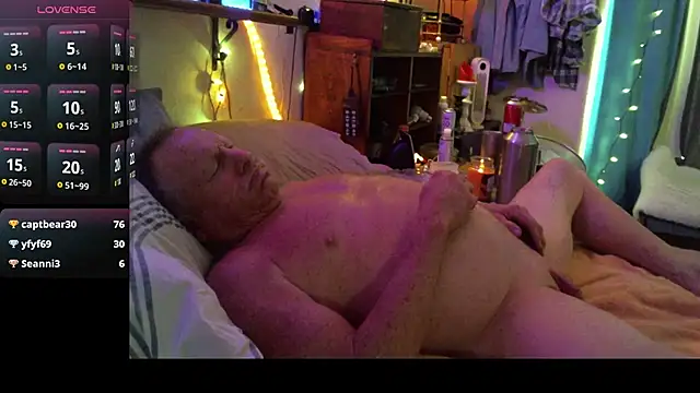 Pussyeat2please live sex cam