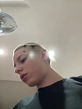 LoraaDoll live sex cam